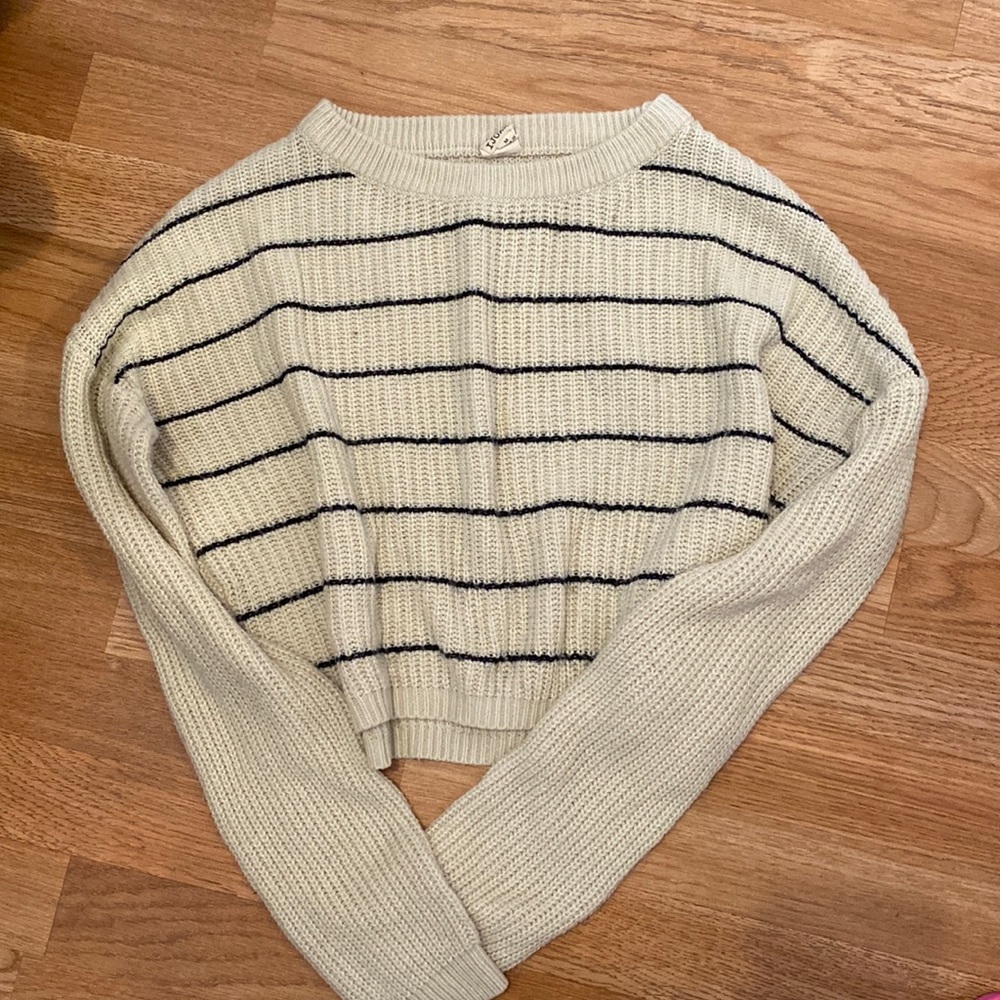 Lightweight knitted sweater